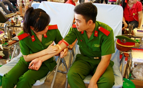 Các Học viên giúp đỡ nhau sau khi hiến tặng máu - một cử chỉ đẹp thể hiện tinh thần đồng đội của các học viên